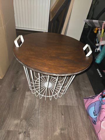 Gratis bijzet tafeltje met houten blad en metalen onderstel