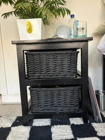 Bed side table. Gratis