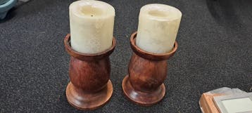 2 houten kandelaars inclusief kaarsen