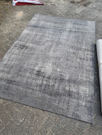 2 stuks vloerkleden. Gratis af te halen
