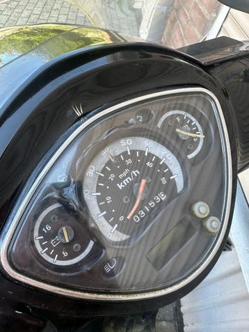 Gratis Ophalen Zwarte scooter met windscherm - Salsa model
