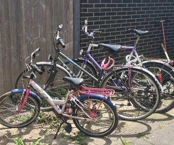 * opknappers * Diverse fietsen en Jeep skelter