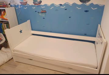 Wit kinderbed met opberglade