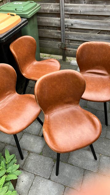 Gratis. Vier versleten eetkamerstoelen. Cognac