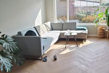 Gratis af te halen: Tweedehands bank met lichte vlekjes