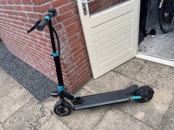 Elektrische step met blauwe accenten