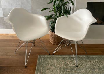 2 witte kuipstoelen RVS onderstel gratis afhalen