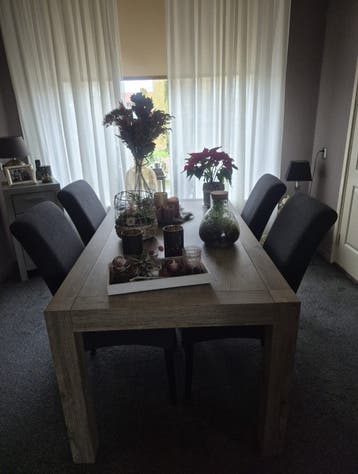 Mooie eettafel. In nieuwstaat