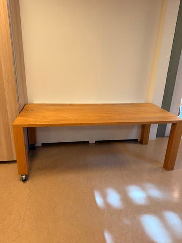 Houten tafel 210x90 cm met wielen - Ideaal voor kinderopvang