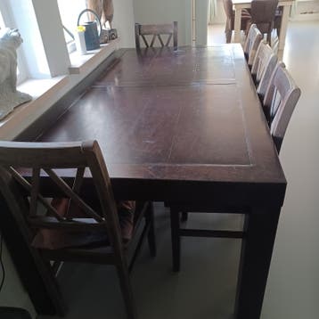 Houten eettafel met 6 stoelen