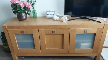 Gratis af te halen in: Dressoir, tafel en 2 rieten stoelen