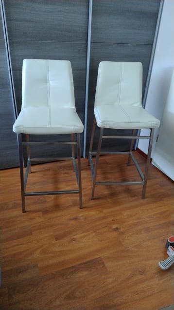 2 leren barstoelen - zithoogte 62 cm