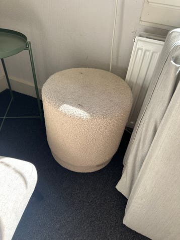 Gratis Crèmekleurige poef - vlekjes, daarom gratis
