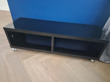 Zwart TV-meubel op wieltjes