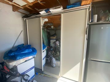 Kledingkast met schuifdeuren en spiegel