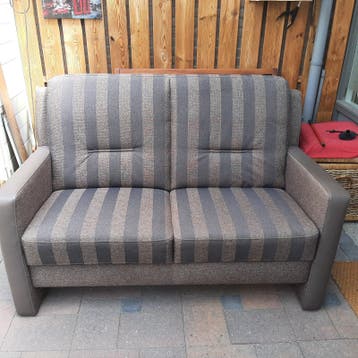 Comfortabele tweepersoonsbank met streepdessin