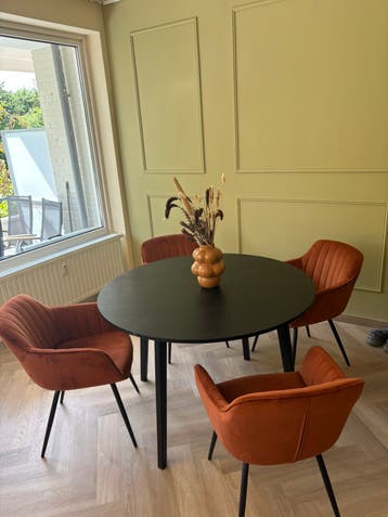 Zwarte ronde tafel