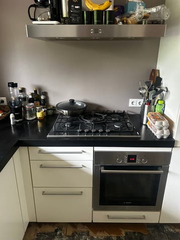 Nette keuken met apparatuur. U vorm.