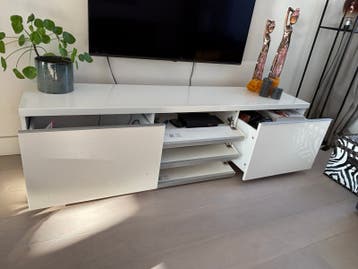 Moderne witte tv-meubel met opbergruimte