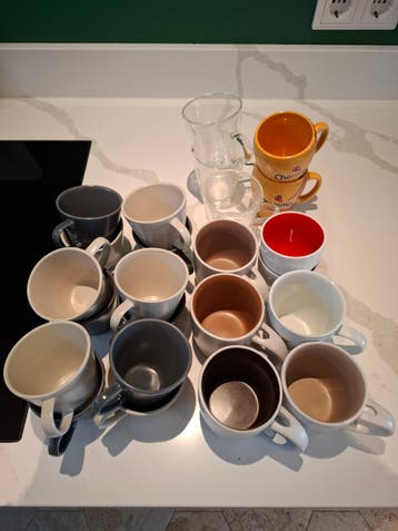 Diverse koffiekopjes, mokken en theeglazen