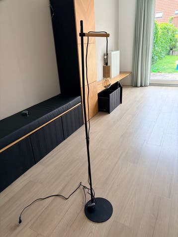 Vloerlamp met houten accent