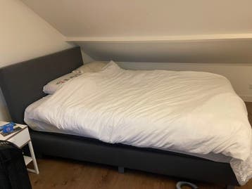 Gratis af te halen Tweepersoonsbed met hoofdbord -