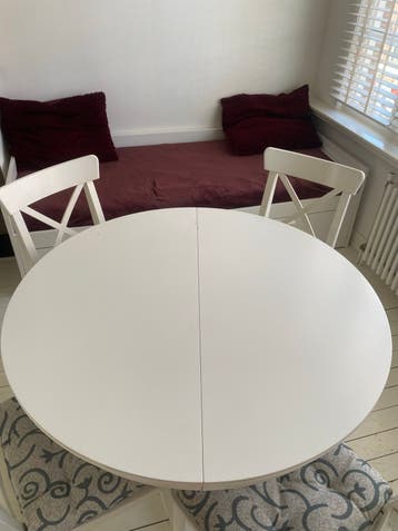 Gratis op te halen: Eettafel met 4 stoelen