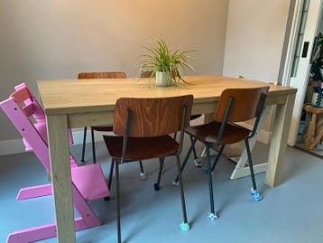 *Gratis* Eikenhouten eettafel met gebruikssporen