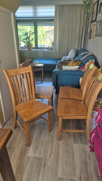 Vier eikenhouten stoelen