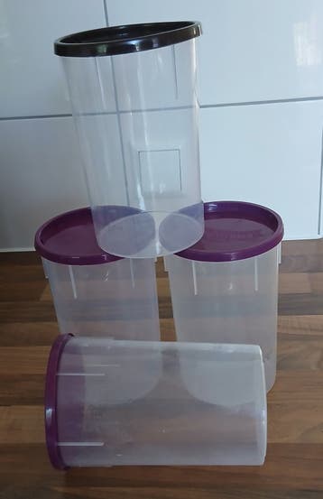 22 stuks plastic potjes met deksel