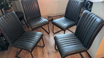 GRATIS vier eetkamerstoelen