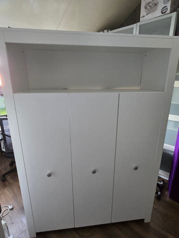 Witte kast met planken en deuren
