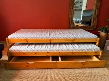 Bed met onderschuifbed en lades