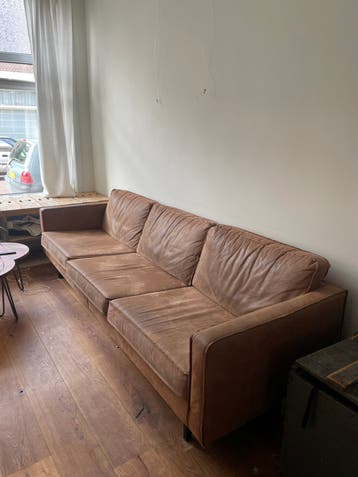 Gratis op te halen Bruine comfortabele driezitsbank