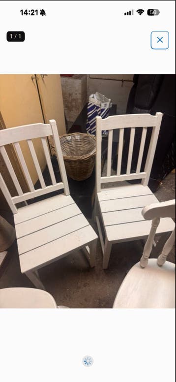 GRATIS Set van 2 witte houten stoelen