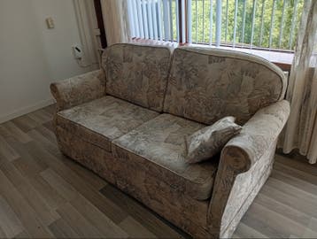Comfortabele tweepersoonsbank met bloemenprint