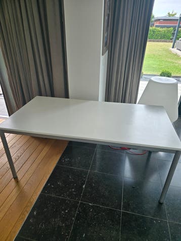 Witte rechthoekige bureau met metalen poten
