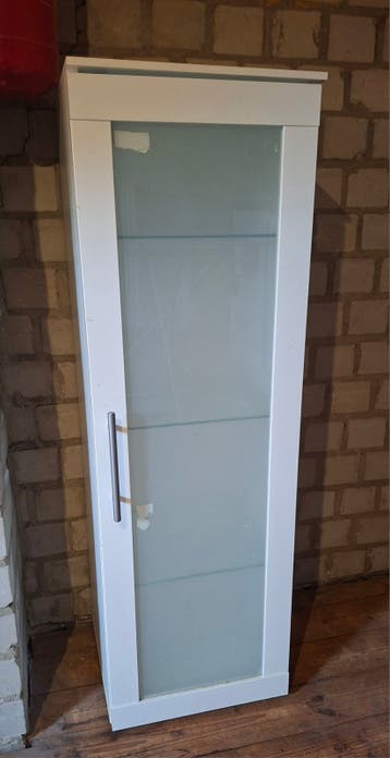 Witte vitrinekast met glazen planken en deur