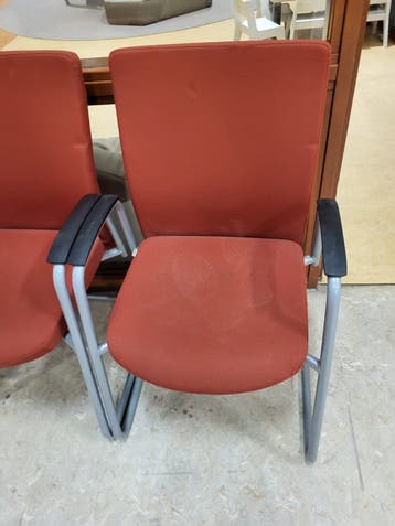 Gratis 4 stoelen af te halen.