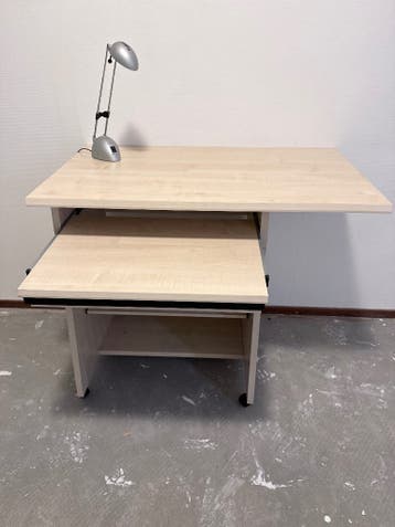 Te koop: Leuk bureau op wieltjes