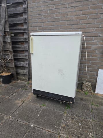 Vriezer voor oud ijzer! Niet werkende. GRATIS AF TE HALEN