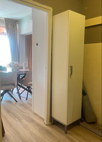 IKEA kastje met planken en pootjes