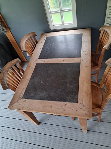 Landelijke eettafel en 4 stoelen