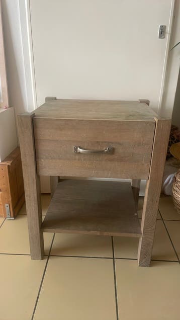 2 nachtkastjes van massief hout