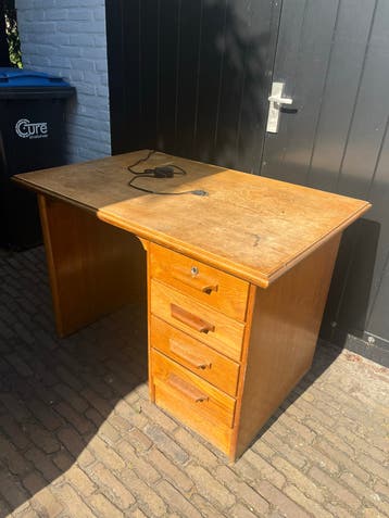 Vintage houten bureau met lades