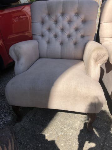 2x fauteuils moeten opnieuw bekleed worden