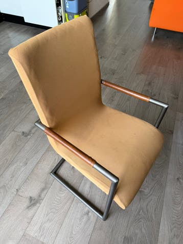 4 stoelen met metalen frame