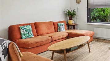 Comfortabele oranje hoekbank