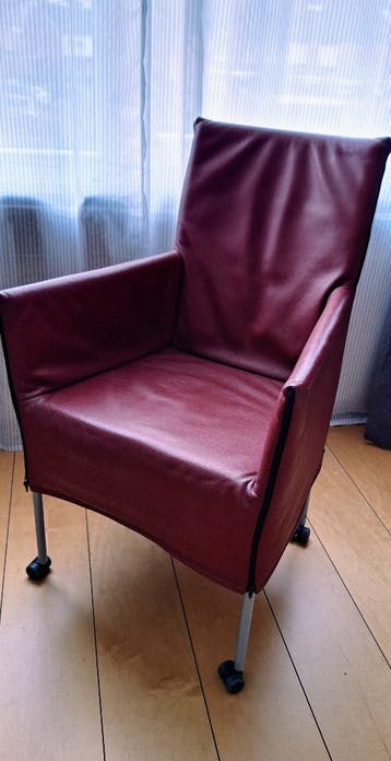 Zes eetkamerstoelen op wieltjes