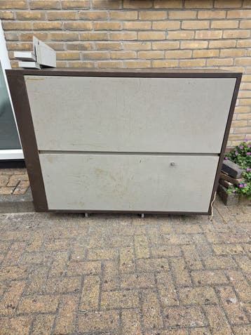 Ijzeren kast 135x100x40 met planken